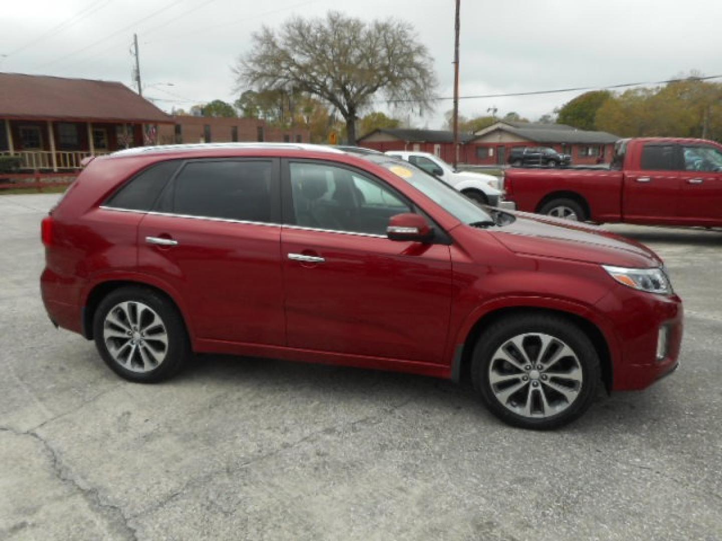 2014 RED KIA SORENTO LIMITED; SX (5XYKW4A71EG) , located at 1200 Cassat Avenue, Jacksonville, FL, 32205, (904) 695-1885, 30.302404, -81.731033 - Photo#2